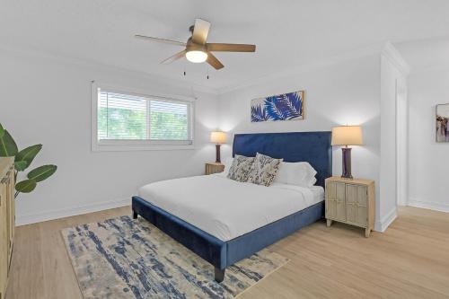 Voodi või voodid majutusasutuse Renovated 2BR 2BA Waterfront Retreat with Stunning Intracoastal Views with Pool, Gym, Balcony toas