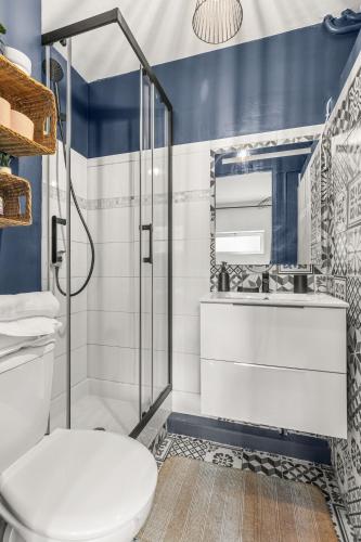 une salle de bain avec une douche, des toilettes et un lavabo dans l'établissement Le Trésor Du Port- Plein Coeur du Vieux Port, à Marseille