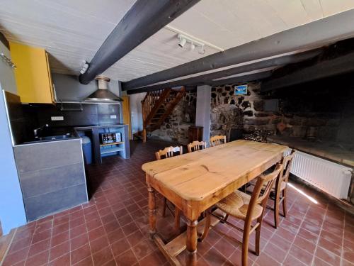 une salle à manger avec une table et des chaises en bois dans l'établissement La Maisonnette, à Présailles