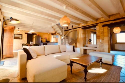 Ruang duduk di Le Logis de Saint-Chamassy