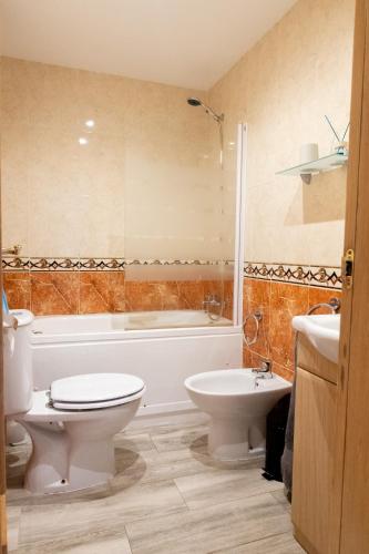 a bathroom with a toilet and a tub and a sink at Costa Caribe II vista al mar in El Borseral