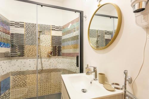 a bathroom with a sink and a shower with a mirror at Urban Beach Sirena in Francavilla al Mare