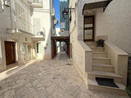 an empty alley with stairs in a building at Casetta Azzurra in Monopoli