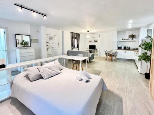 San Isidro City Center and Beach Studio Apartments