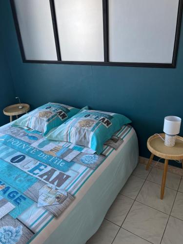 un lit avec deux oreillers dessus dans une chambre dans l'établissement Le phare des barges, à Les Sables-dʼOlonne