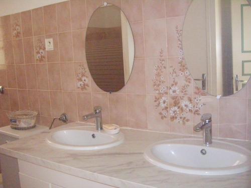 une salle de bain avec deux lavabos et un miroir dans l'établissement Location maison domaine viticole avec piscine, à Flassans-sur-Issole