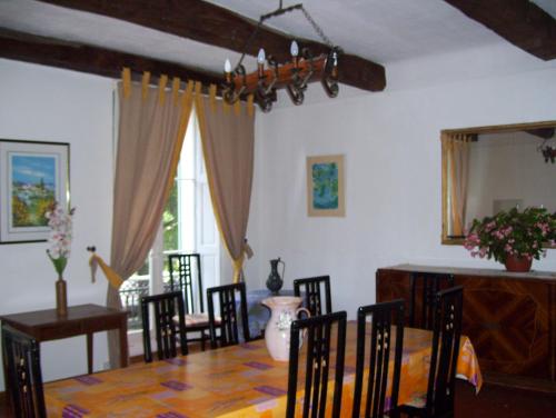 une salle à manger avec une table et des chaises dans l'établissement Location maison domaine viticole avec piscine, à Flassans-sur-Issole
