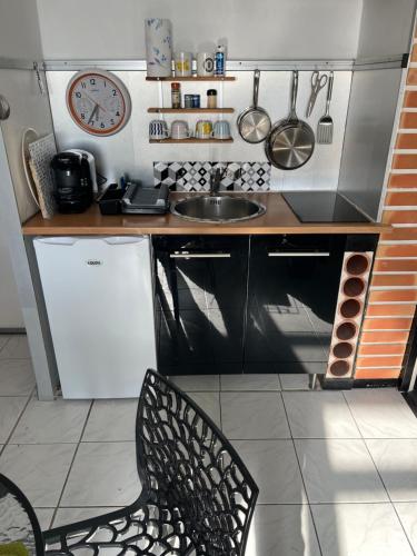une petite cuisine avec un évier et un comptoir dans l'établissement Le phare des barges, à Les Sables-dʼOlonne