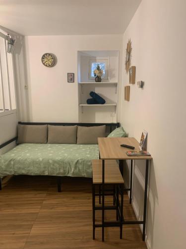 un salon avec un canapé et une table dans l'établissement Paris cosy Art, à Paris