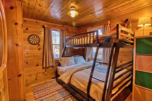 una camera con letto a castello in una baita di tronchi di Ray's Dear Cottage a Wrightwood