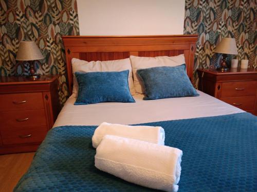a bedroom with a bed with two towels on it at Casinha de férias no campo - Quintinha dos Cavalos - Arruda dos Vinhos in Sabugos