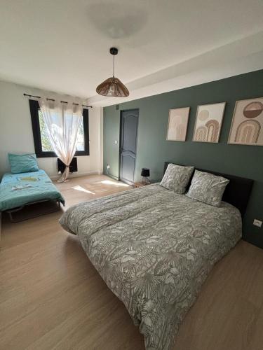 une chambre avec un grand lit et un mur végétal dans l'établissement Appartement cosy Sainte Anastasie, à Sainte Anastasie - Aubarne