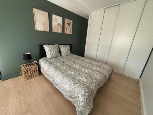 Postel nebo postele na pokoji v ubytování Cosy Appartement Sainte Anastasie