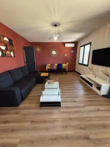 un salon avec un canapé et une table dans l'établissement Appartement cosy Sainte Anastasie, à Sainte Anastasie - Aubarne