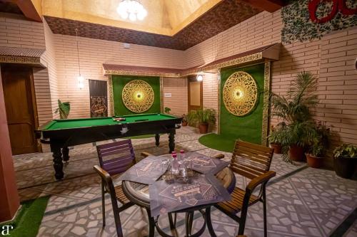 Mesa de billar en Haveli Banquet & Resort