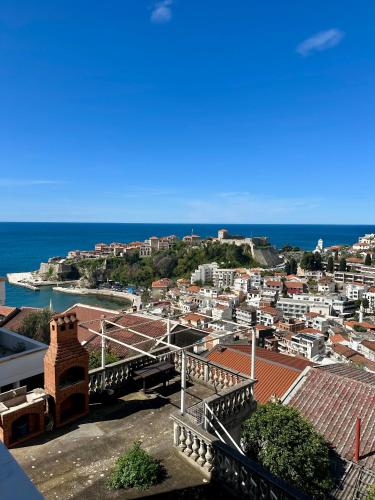 ウルツィニにあるNimanbegu Apartmentsの海を背景にした市街の景色