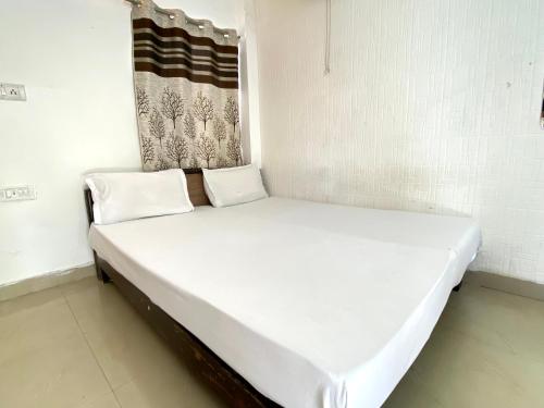 Postel nebo postele na pokoji v ubytování Sonu Guesthouse & Hostel, Rishikesh