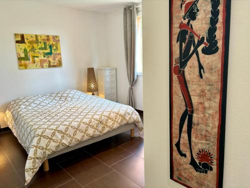 une chambre avec un lit et un tableau au mur dans l'établissement Superbe et au calme - vue zoo - 3 chambres, à Mulhouse