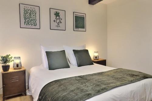 une chambre avec un grand lit avec deux tables de nuit dans l'établissement Loft billard, à Valence