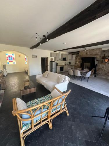 un salon avec un canapé et une table dans l'établissement Maison Normandie Bretagne, à Saint-James