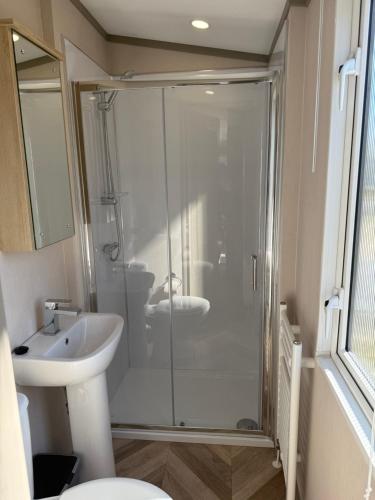 un baño con ducha y lavabo en Siblu Villages, en Lauwersoog