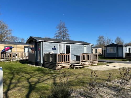 Una pequeña casa con porche y patio. en Siblu Villages, en Lauwersoog