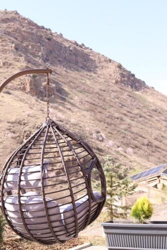 a metal swing with a mountain in the background at Fenix Villa in Zarritʼapʼ