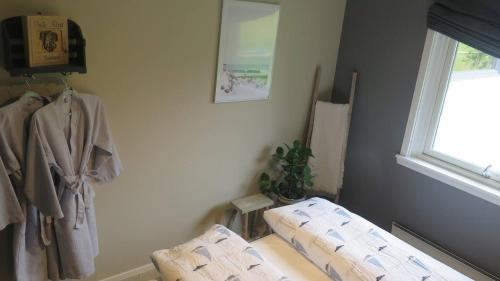 a room with two beds and a window at Sara's Fjord View House in Stadlandet
