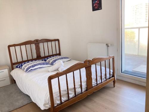 - une chambre avec un lit et un lit bébé dans l'établissement Appartement 90m2, 3 chambres, 6 personnes, proche Paris, à Asnières-sur-Seine