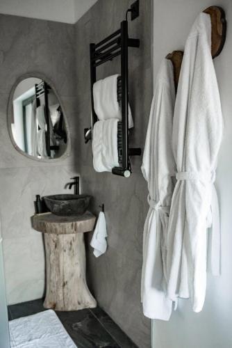 une salle de bain avec un lavabo, un miroir et des serviettes dans l'établissement Love-Room BreakyWell, à Rémelfang