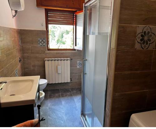 a bathroom with a shower and a sink at Casa vacanza Maura relax Toscana in Crocino