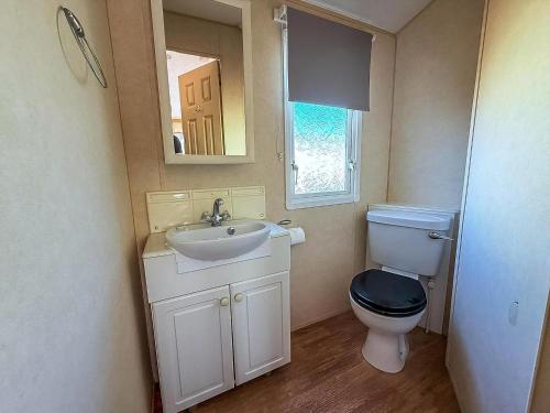 Ένα μπάνιο στο Dog Friendly 8 Berth Caravan, Minutes From The Beach In Hunstanton Ref 13003L