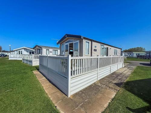 Mobilheim mit einer Veranda und einem Zaun in der Unterkunft Stunning Caravan With Decking, Nearby Hunstanton Beach Ref 23232K in Hunstanton