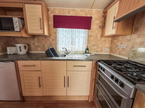 Gallery image of 6 Berth Caravan For Hire At Lees Caravan Park In Hunstanton Ref 13006L in Hunstanton