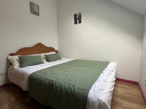 En eller flere senge i et værelse på Appartement 2-4 personnes avec 1 chambre - Résidence les 100 lacs à Cauterets avec balcon et piscine chauffée