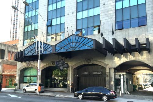 a building with two cars parked in front of it at Hotel Atlantico Star in Rio de Janeiro