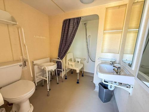 Ένα μπάνιο στο Wheelchair Friendly Caravan For Hire Norfolk Near The Beach Ref 13016L