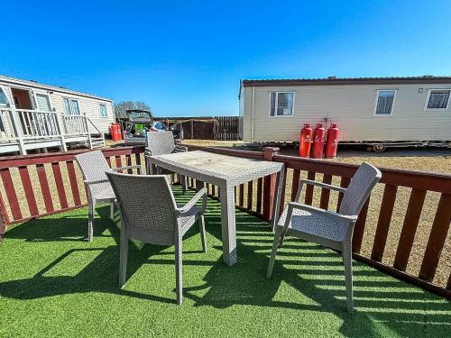 Balkón nebo terasa v ubytování 5 Berth Dog Friendly Lodge In Hunstanton By The Beach Ref 13015Rn