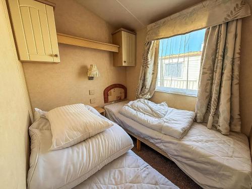 Ένα ή περισσότερα κρεβάτια σε δωμάτιο στο 4 Berth Nearby Hunstanton Beach In Norfolk Ref 13018L