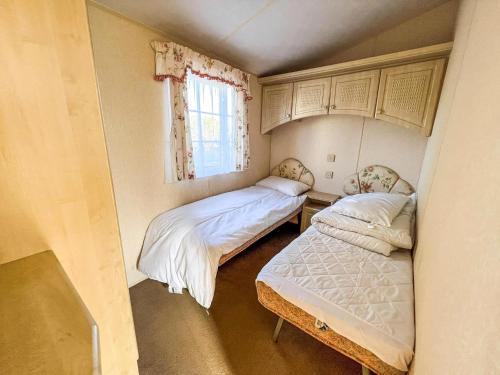 Ένα ή περισσότερα κρεβάτια σε δωμάτιο στο 6 Berth Dog Friendly Caravan In Hunstanton, Minutes From The Beach Ref 13013L