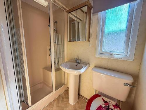 Ένα μπάνιο στο 6 Berth Caravan By The Beach In Hunstanton In Norfolk, Pets Welcome Ref 13009L