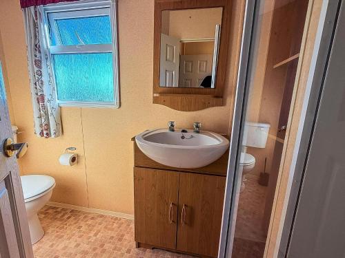 Koupelna v ubytování Superb Dog Friendly Caravan With Decking In Hunstanton In Norfolk Ref 13010L