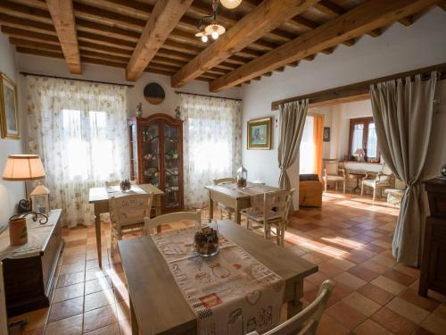 a living room with a table and chairs in it at Quelli del Picchio in Cupramontana