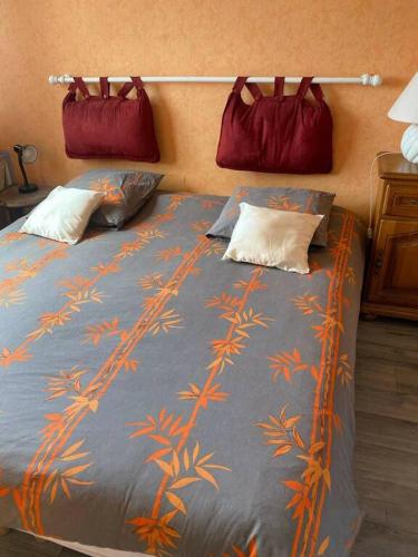 - un lit avec 2 oreillers et un sac rouge dans l'établissement Appartement Deauville Marina 6 personnes, à Deauville