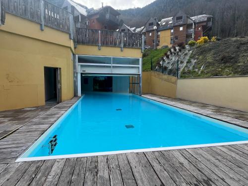 une grande piscine bleue sur une terrasse dans l'établissement Appartement 2-4 personnes avec 1 chambre - Résidence les 100 lacs à Cauterets avec balcon et piscine chauffée, à Cauterets