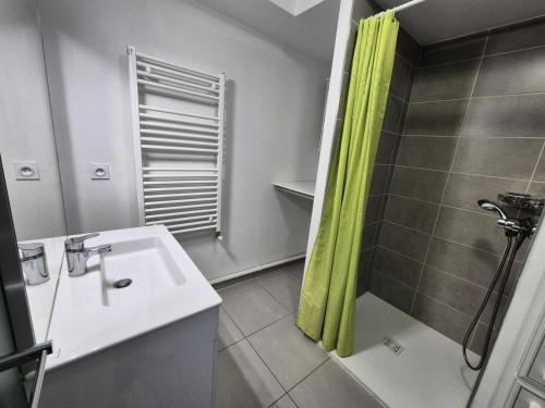 une salle de bain blanche avec une douche et un lavabo dans l'établissement Résidence Le Clos Des Merisiers - Au coeur de la ville, bel appartement très fonctionnel ! MAE-2494, à Aix-les-Bains