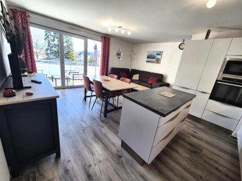 une cuisine et un salon avec une table et une salle à manger dans l'établissement Résidence Le Clos Des Merisiers - Au coeur de la ville, bel appartement très fonctionnel ! MAE-2494, à Aix-les-Bains