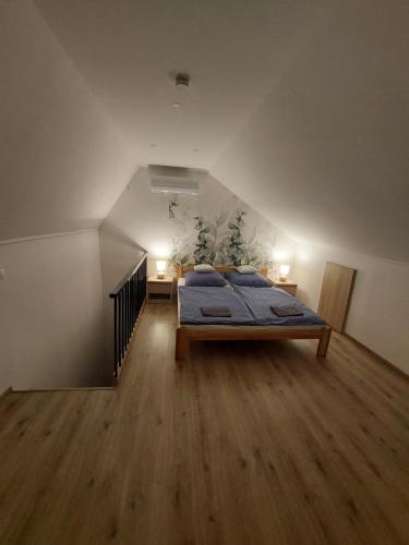 a bedroom with a bed in a attic at Gilbert Apartman in Doboz