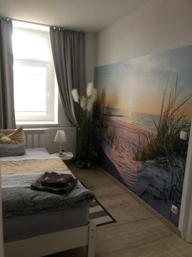 a bedroom with a painting on the wall at Ferienwohnung zur alten Waage in Schöbendorf