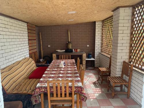 een kamer met een tafel en stoelen op een terras bij DiliHome in Dilidzjan